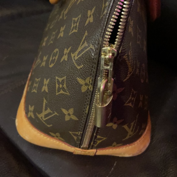 Louis Vuitton Handbag - Picture 3 of 5